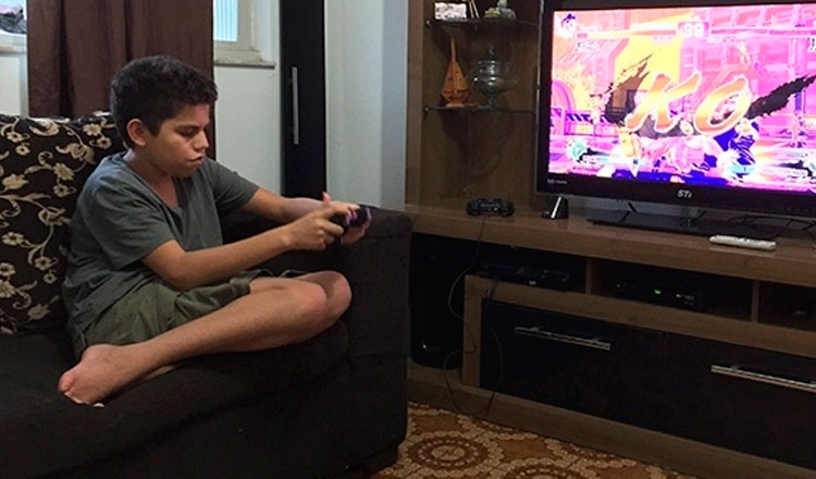 Jovem cego no sofá jogando vídeo game