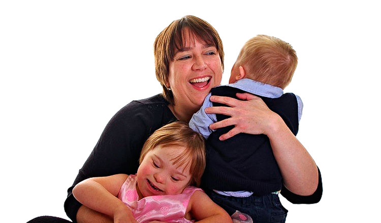Jilly abraça seus filhos Emily e Tom