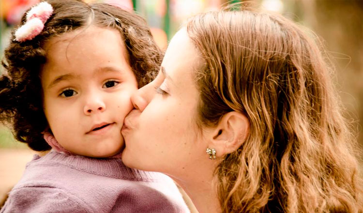 Renata beija sua filhinha Sarah no rosto