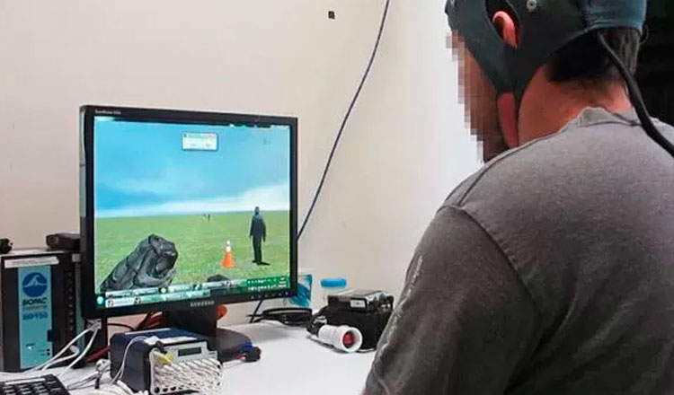 Homem em frente a um computador