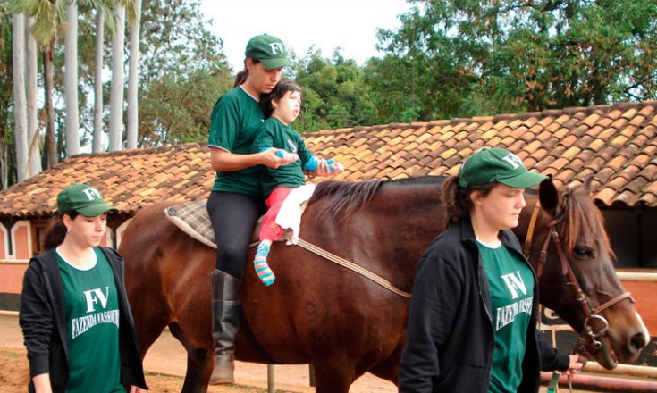 Cavalaria de SP oferece aulas de equoterapia para estimular pessoas com  deficiência