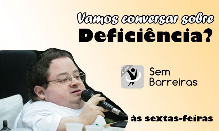 #pracegover: Arte horizontal nas cores branco e dourado, em degradê, da esquerda para a direita. No alto, à direita, as palavras, em branco com sombra preta, VAMOS CONVERSAR SOBRE. Logo abaixo, em negro, DEFICIÊNCIA? No centro, à direita, a logomarca do site Sem Barreiras, um quadrado em preto e branco, com o símbolo do site ao centro e a faixa, na diagonal dizendo 5 ANOS. Ao lado do quadrado, as palavras SEM BARREIRAS. No canto inferior direito, as palavras, em negro: ÀS SEXTAS-FEIRAS. No canto inferior à esquerdo, a foto de um homem em uma cadeira de rodas, de óculos, segurando um microfone.