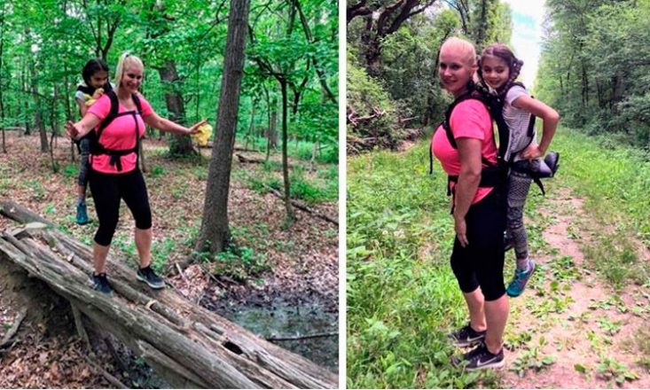 Duas fotos verticais, lado a lado, de uma mulher adulta carregando uma garotinha nas suas costas em um passeio por uma floresta e sobre troncos de árvores