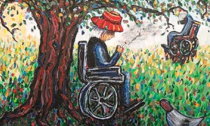Desenho bastante colorido de uma floresta, com duas pessoas em cadeira de rodas, uma em destaque ao centro da imagem, fumando, de cabelos brancos e um chapéu vermelho, e outro no canto direito, ao fundo, aparentando estar pendurado em um galho da árvore.