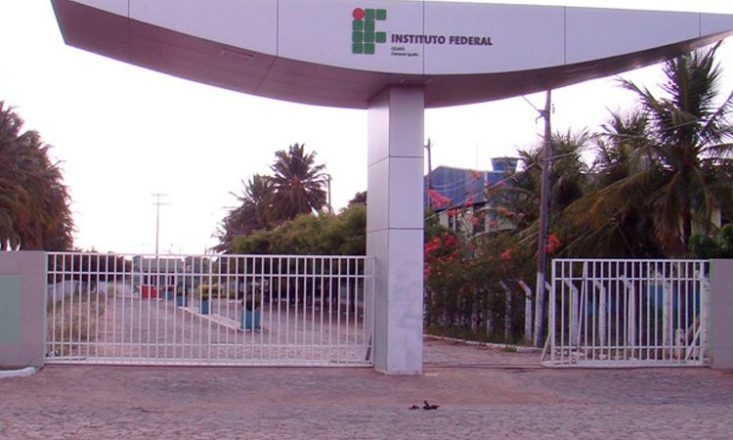 Imagem frontal da entrada do Instituto Federal de Educação, Ciência e Tecnologia, em Iguatu/CE